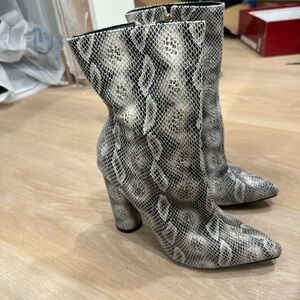 Grey snakeskin ankle boots #snakeskinboots